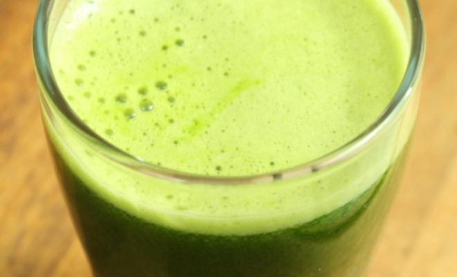 Green Juice with Kale, Pear and Ginger